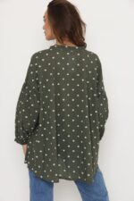 ⁦חולצת קארינה⁩ – תמונה ⁦4⁩